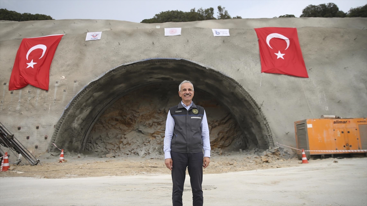 bakan-uraloglu-t1-tuneli-insaatiyla-dunyaya-turk-muteahhitlik-sektorunun-ne-kadar-basarili-olabilecegini-gosterdik-RJPsSiz6.jpg