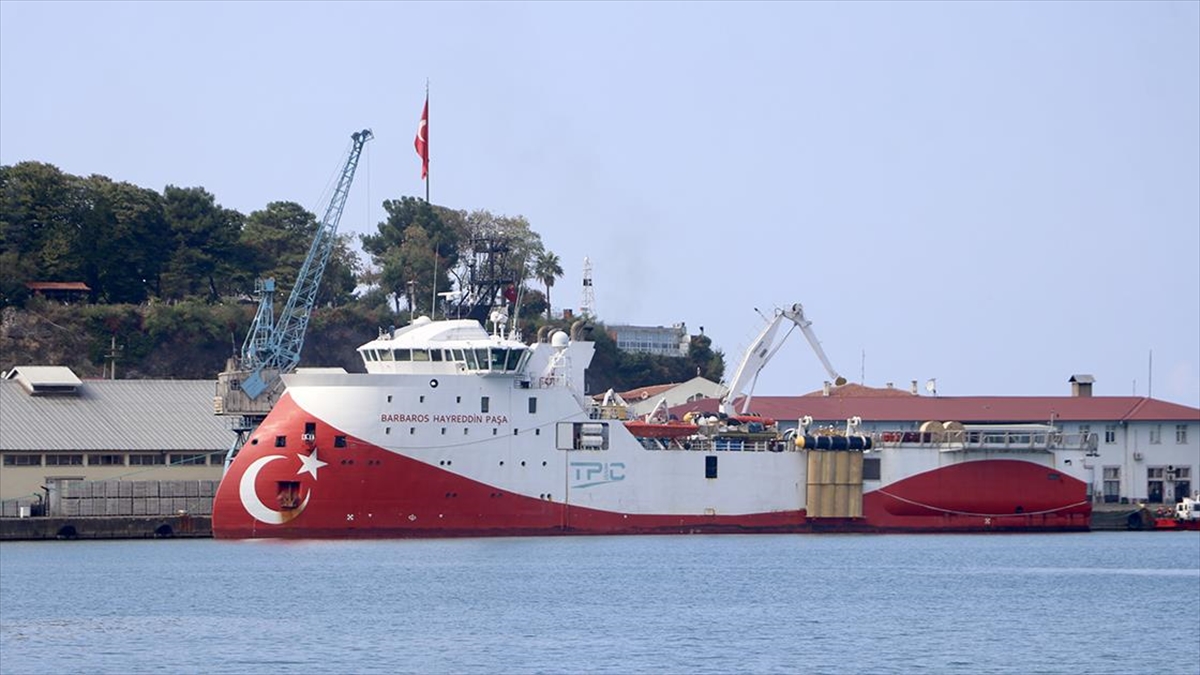 barbaros-hayrettin-pasa-sismik-arastirma-gemisi-trabzon-limanina-geldi-iPSzRION.jpg