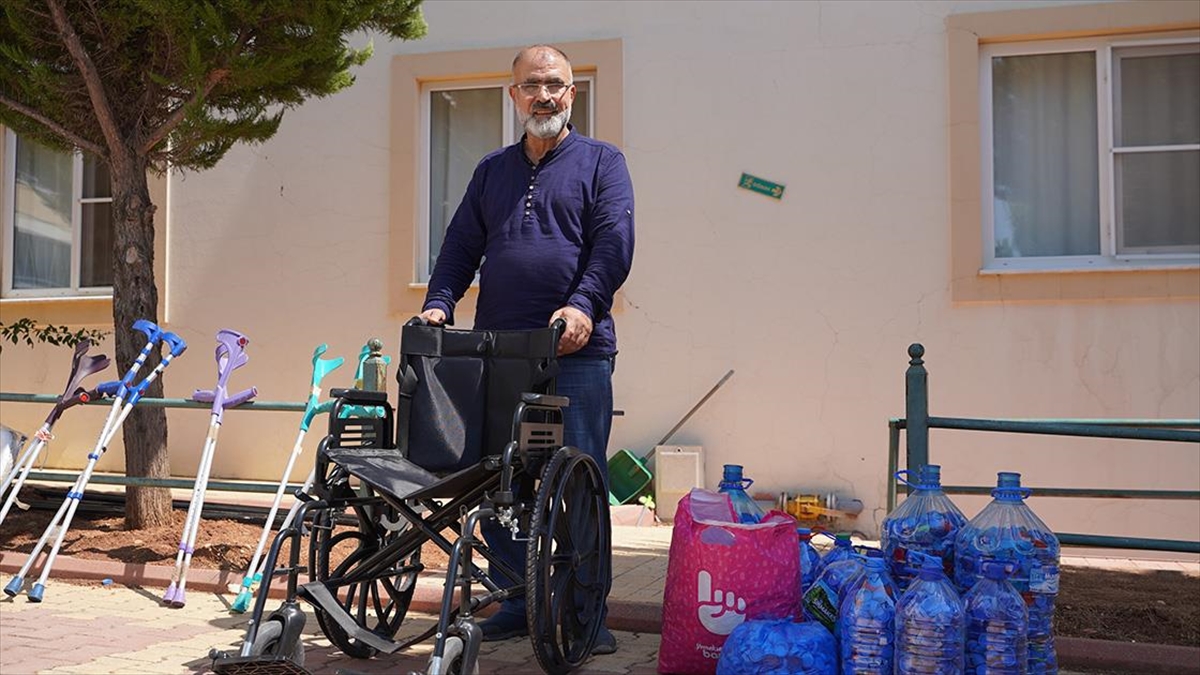 deprem-bolgesinde-topladigi-mavi-kapaklarla-250-engelliye-tekerlekli-sandalye-dagitti-NurWnEa4.jpg
