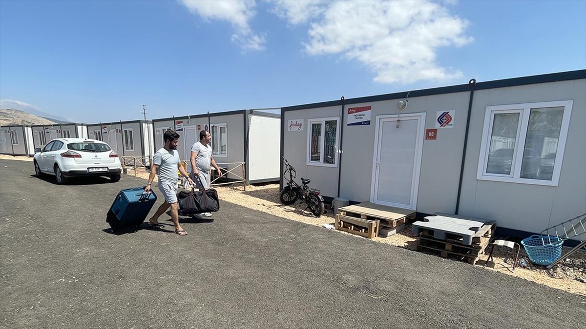 deprem-bolgesindeki-illerde-ogretmenlerin-barinmasi-icin-konteynerler-hazirlaniyor-pbNAAAKn.jpg
