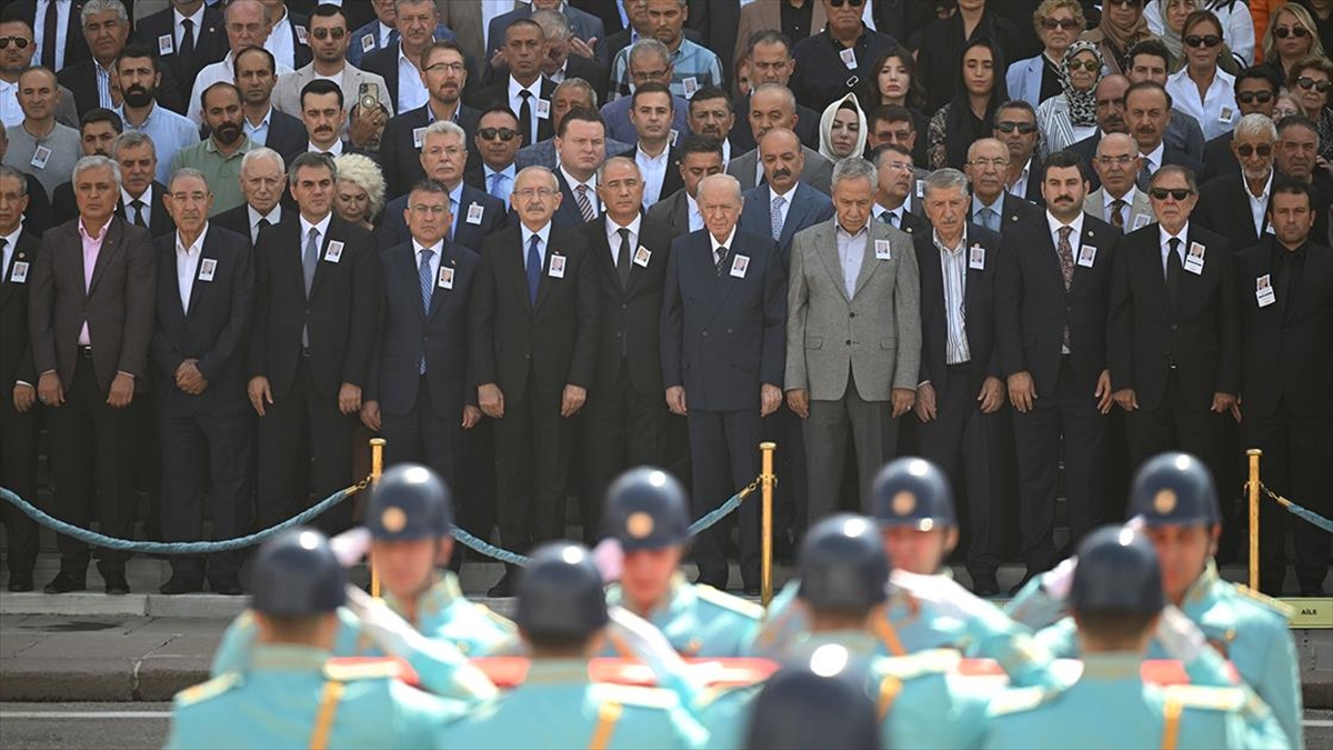 eski-bakanlardan-necmettin-cevheri-icin-mecliste-cenaze-toreni-duzenlendi-MysAB8NN.jpg