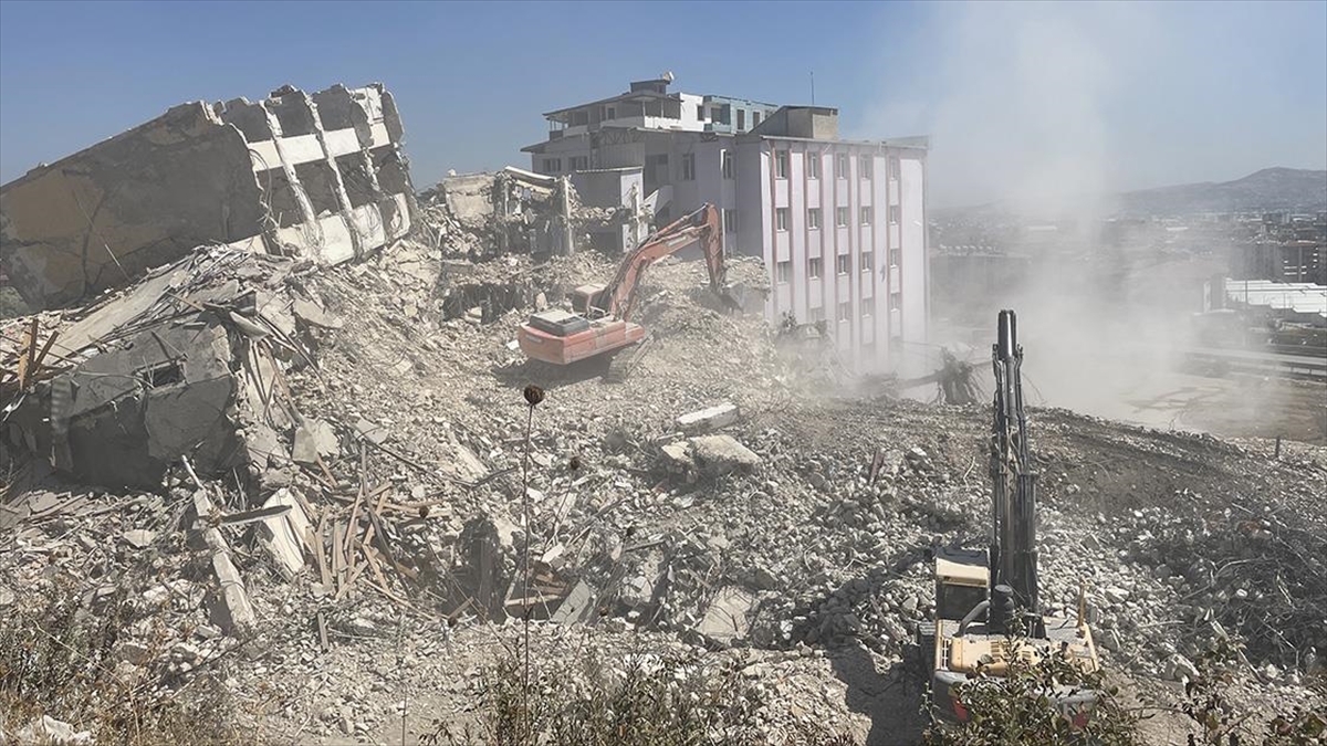 hatayda-agir-hasarli-2-bloklu-site-kontrollu-yikildi-LJj263Ly.jpg