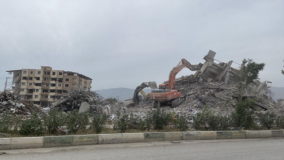 hatayda-agir-hasarli-binalarin-kontrollu-yikimi-suruyor-nfI6D3PD.jpg