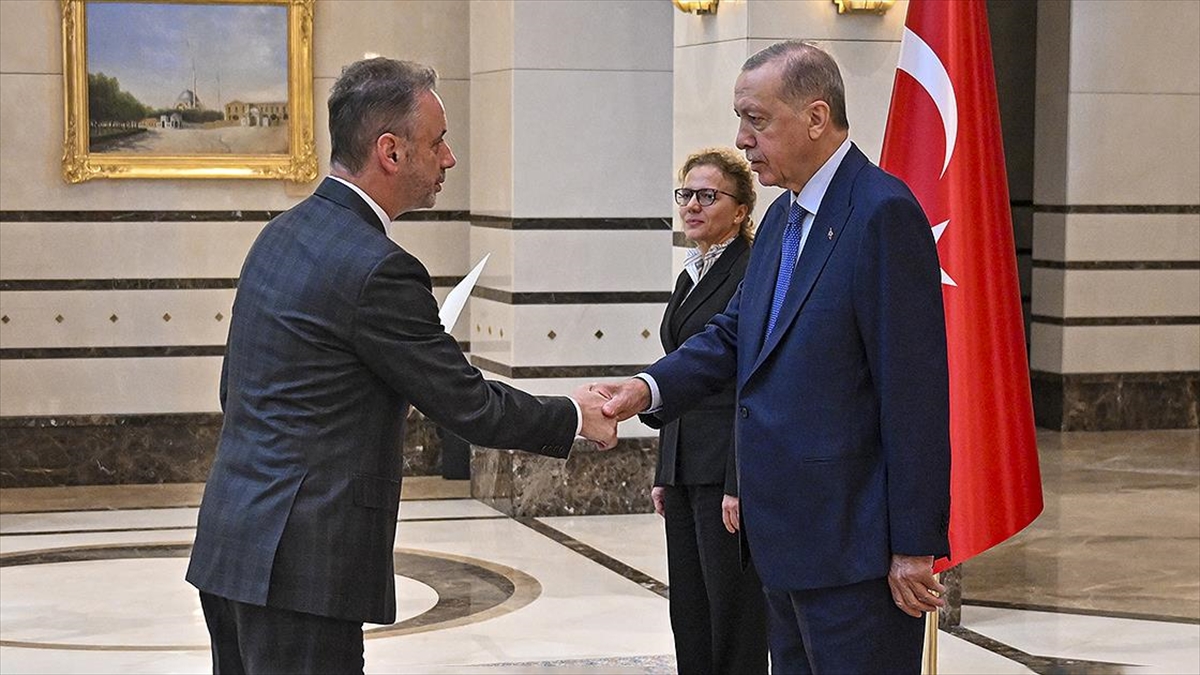 irlandanin-ankara-buyukelcisi-mccullagh-cumhurbaskani-erdogana-guven-mektubu-sundu-uwsFNjeN.jpg