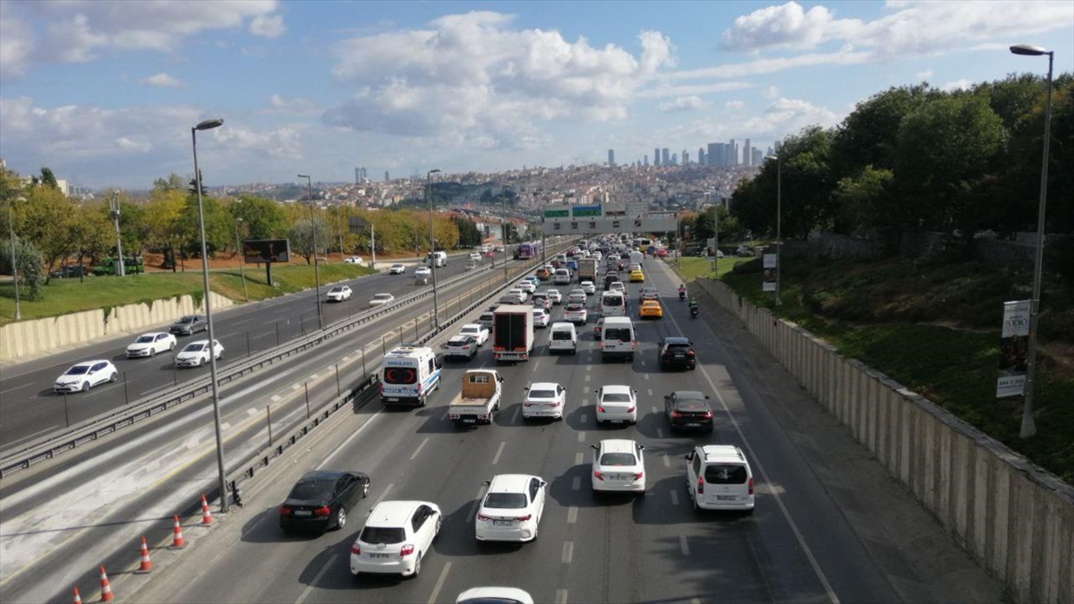 istanbulda-haftanin-ilk-gunu-trafik-yogunlugu-yasaniyor-fCKS2z9J.jpg