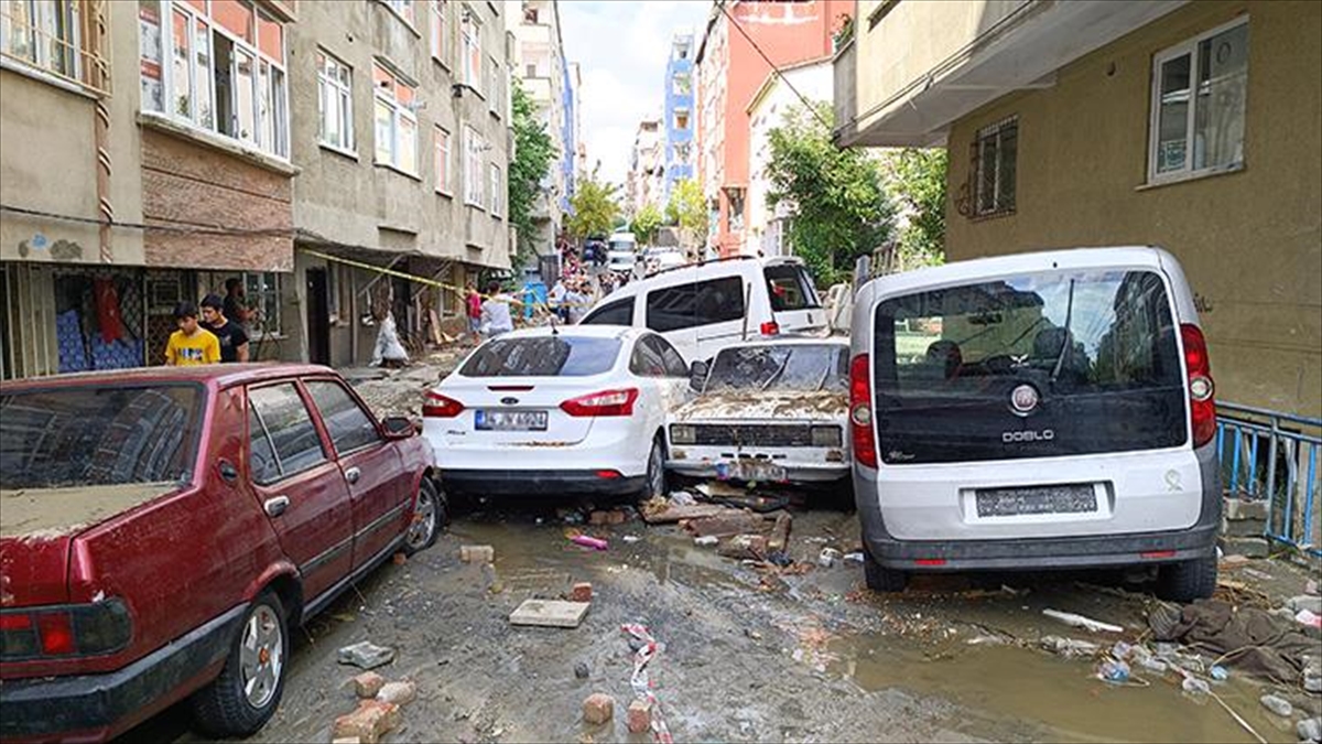 istanbulda-selden-etkilenen-ailelere-15-bin-lira-yardim-odemesi-yapilacak-OlGav41H.jpg