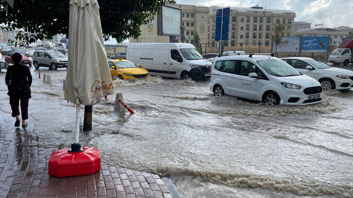 istanbulun-bazi-bolgelerinde-saganak-etkili-oluyor-y6HDqh6t.jpg