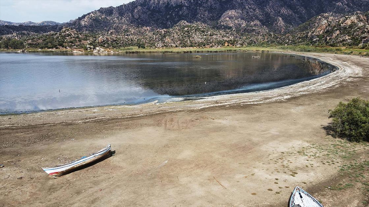 kus-cenneti-bafa-golunun-suyu-yaklasik-20-metre-cekildi-4hmibzdO.jpg