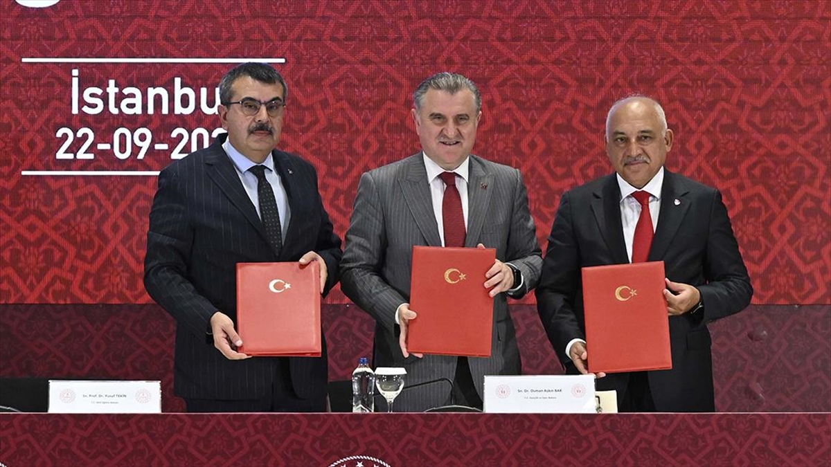 meb-gsb-ve-tff-arasinda-futbol-gelisim-projesi-is-birligi-protokolu-imzalandi-ZMY1FmMm.jpg