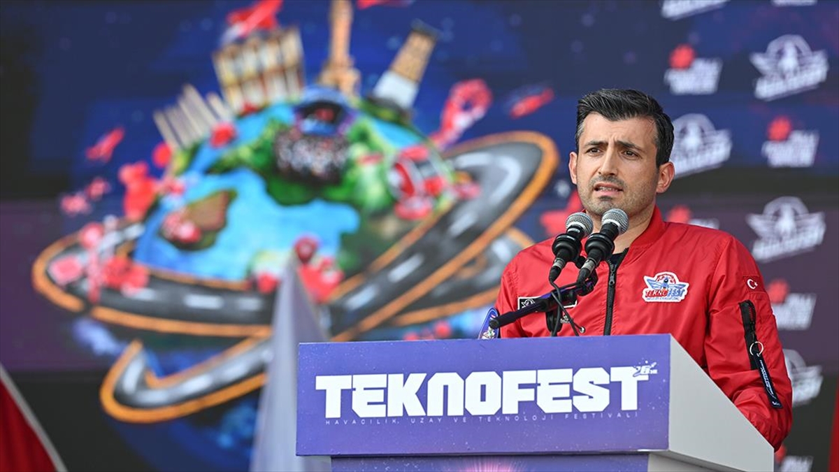 teknofest-yonetim-kurulu-baskani-bayraktar-teknofest-dunyanin-daha-once-sahit-olmadigi-zihinsel-bir-devrime-imza-atiyor-qS5qLTlN.jpg