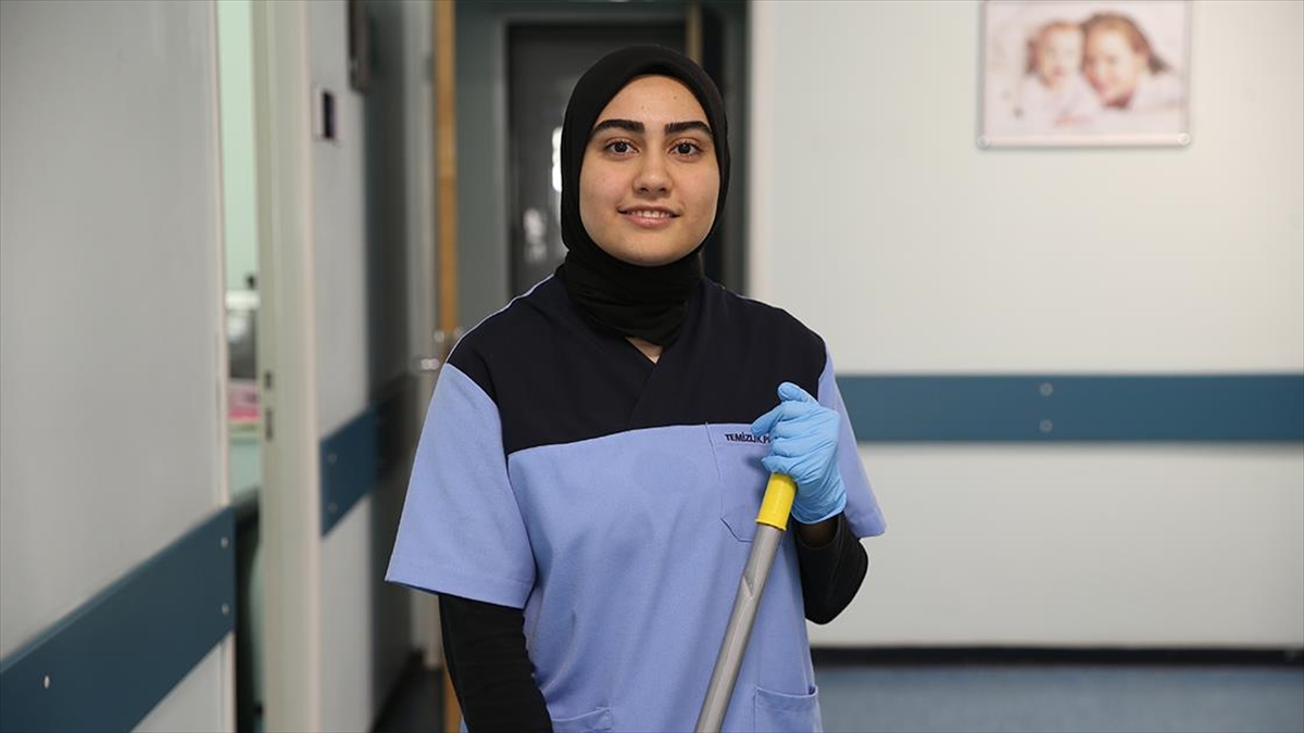 temizlik-personeli-olarak-calistigi-universitenin-tip-fakultesini-kazandi-BVdHtKWj.jpg