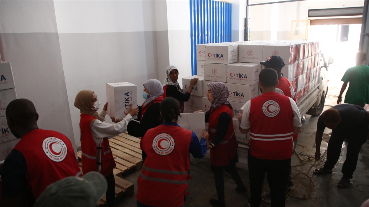 tika-libya-kizilayina-afetzedeler-icin-5-bin-gida-kumanyasi-teslim-etti-irpGYrtK.jpg