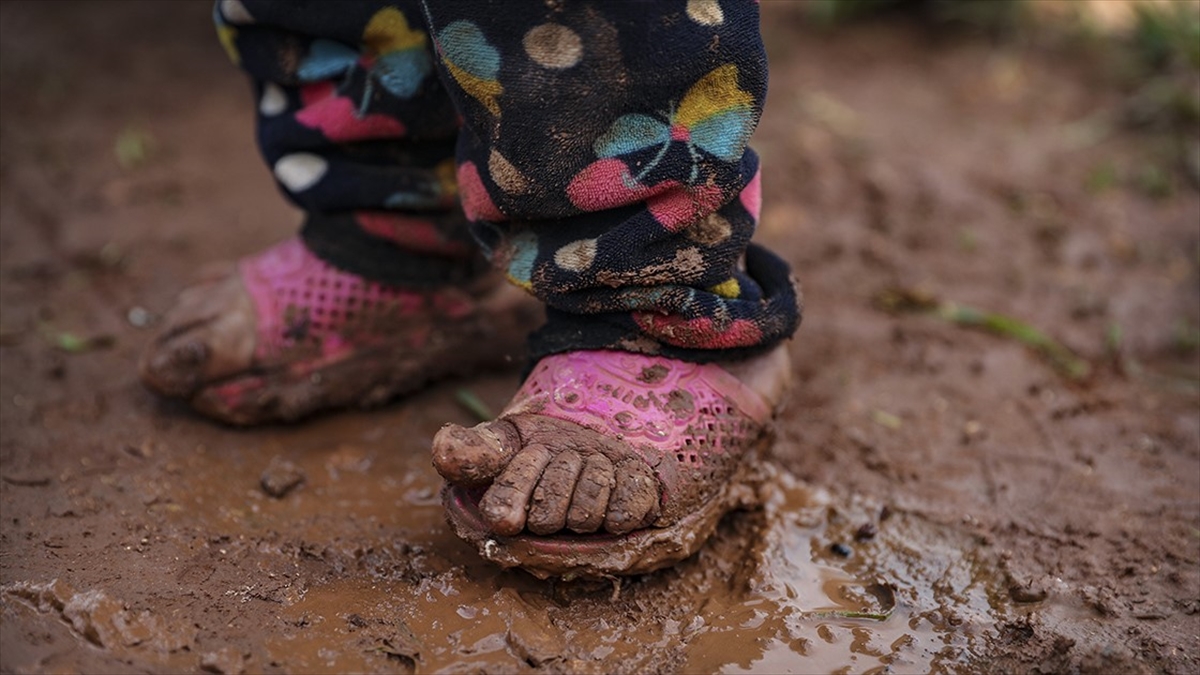 unicef-dunyada-333-milyon-cocuk-asiri-yoksullugun-pencesinde-YjR6lLai.jpg